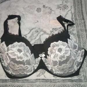 Victoria's Secret Black and Cream Floral Lace Bra